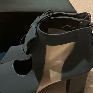 Brand New Women Heels Sandals 40 believe size US 7